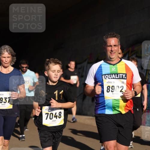 06.10.2024 - 19. swb-Marathon Bremen Michael Strokosch http://msf.ph/oto/7346145 06.10.2024 10:19:43 Laufen 7937, 73, 11, 7048, 8902 meine-sportfotos.de