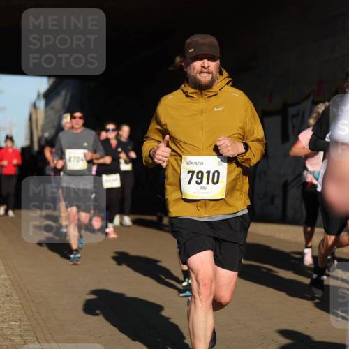 06.10.2024 - 19. swb-Marathon Bremen Michael Strokosch http://msf.ph/oto/7346220 06.10.2024 10:19:59 Laufen 4704, 7910 meine-sportfotos.de