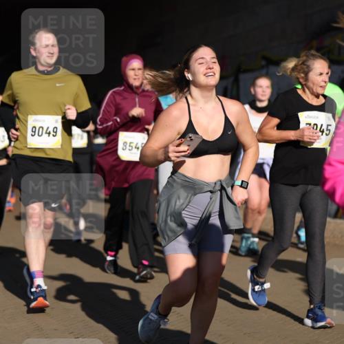 06.10.2024 - 19. swb-Marathon Bremen Michael Strokosch http://msf.ph/oto/7346287 06.10.2024 10:20:14 Laufen 9049, 8493, 854, 2045 meine-sportfotos.de