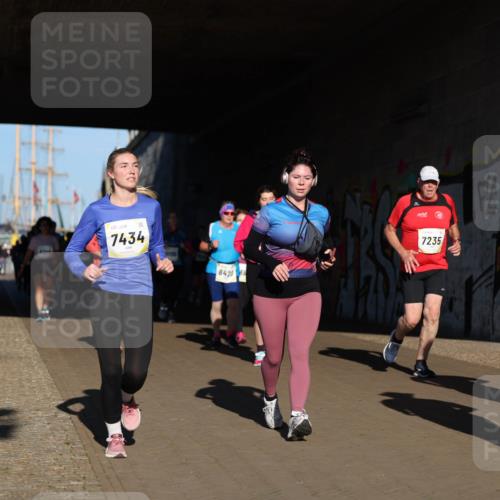 06.10.2024 - 19. swb-Marathon Bremen Michael Strokosch http://msf.ph/oto/7346699 06.10.2024 10:21:41 Laufen 3044, 7434, 8425, 7235, 7455 meine-sportfotos.de