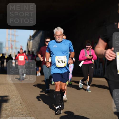 06.10.2024 - 19. swb-Marathon Bremen Michael Strokosch http://msf.ph/oto/7346819 06.10.2024 10:21:58 Laufen 7010, 8855 meine-sportfotos.de