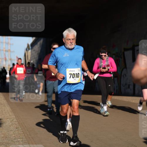 06.10.2024 - 19. swb-Marathon Bremen Michael Strokosch http://msf.ph/oto/7346822 06.10.2024 10:21:58 Laufen 7010, 88 meine-sportfotos.de