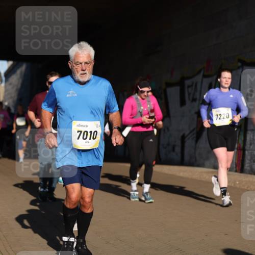 06.10.2024 - 19. swb-Marathon Bremen Michael Strokosch http://msf.ph/oto/7346824 06.10.2024 10:21:58 Laufen 7241, 7010, 7220 meine-sportfotos.de