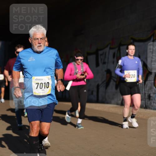 06.10.2024 - 19. swb-Marathon Bremen Michael Strokosch http://msf.ph/oto/7346826 06.10.2024 10:21:58 Laufen 7010, 20 meine-sportfotos.de