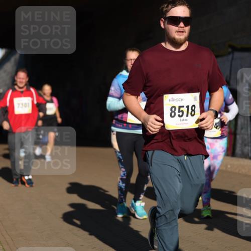 06.10.2024 - 19. swb-Marathon Bremen Michael Strokosch http://msf.ph/oto/7346832 06.10.2024 10:22:01 Laufen 7301, 8518, 89 meine-sportfotos.de