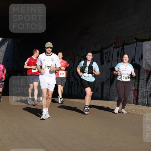 06.10.2024 - 19. swb-Marathon Bremen Michael Strokosch http://msf.ph/oto/7346939 06.10.2024 10:22:22 Laufen 7707, 9103, 8375, 7589 meine-sportfotos.de