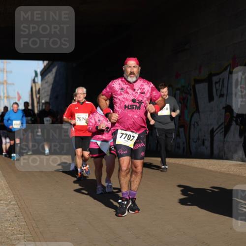 06.10.2024 - 19. swb-Marathon Bremen Michael Strokosch http://msf.ph/oto/7346963 06.10.2024 10:22:26 Laufen 8041, 7524, 7707, 7336, 84 meine-sportfotos.de
