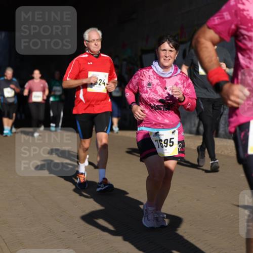06.10.2024 - 19. swb-Marathon Bremen Michael Strokosch http://msf.ph/oto/7346976 06.10.2024 10:22:29 Laufen 24, 7695, 7707 meine-sportfotos.de