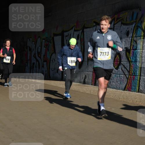 06.10.2024 - 19. swb-Marathon Bremen Michael Strokosch http://msf.ph/oto/7347052 06.10.2024 10:22:48 Laufen 8484, 7173, 7810, 8808, 7913 meine-sportfotos.de