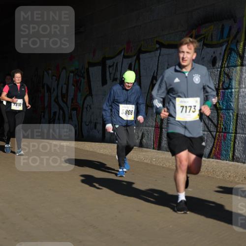 06.10.2024 - 19. swb-Marathon Bremen Michael Strokosch http://msf.ph/oto/7347053 06.10.2024 10:22:48 Laufen 230, 8484, 7913, 7810, 6808, 7173 meine-sportfotos.de