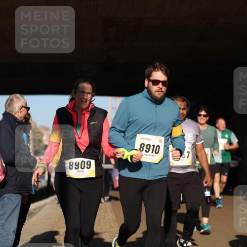 06.10.2024 - 19. swb-Marathon Bremen Michael Strokosch http://msf.ph/oto/7347186 06.10.2024 10:23:23 Laufen 8909, 8910, 57 meine-sportfotos.de