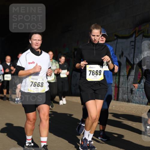 06.10.2024 - 19. swb-Marathon Bremen Michael Strokosch http://msf.ph/oto/7347261 06.10.2024 10:23:59 Laufen 7668, 7669, 66, 825 meine-sportfotos.de