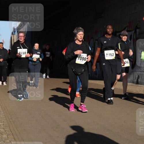 06.10.2024 - 19. swb-Marathon Bremen Michael Strokosch http://msf.ph/oto/7347340 06.10.2024 10:24:28 Laufen 9898, 7096, 11, 2352, 45, 8526 meine-sportfotos.de