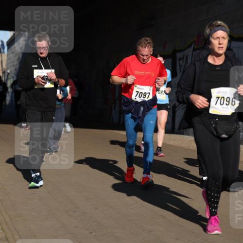 06.10.2024 - 19. swb-Marathon Bremen Michael Strokosch http://msf.ph/oto/7347346 06.10.2024 10:24:29 Laufen 7097, 087, 7096, 9045 meine-sportfotos.de
