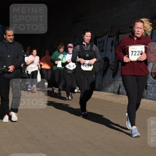 06.10.2024 - 19. swb-Marathon Bremen Michael Strokosch http://msf.ph/oto/7347372 06.10.2024 10:24:35 Laufen 7676, 78, 9, 8068, 7229 meine-sportfotos.de