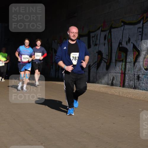 06.10.2024 - 19. swb-Marathon Bremen Michael Strokosch http://msf.ph/oto/7347456 06.10.2024 10:25:06 Laufen 907, 8851, 763 meine-sportfotos.de