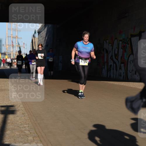 06.10.2024 - 19. swb-Marathon Bremen Michael Strokosch http://msf.ph/oto/7347525 06.10.2024 10:25:26 Laufen 7206, 1987, 7703 meine-sportfotos.de