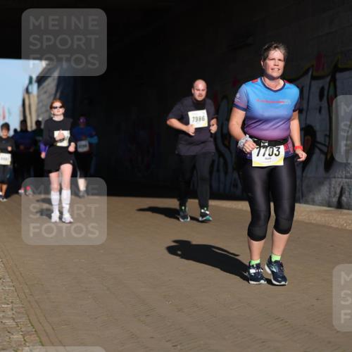 06.10.2024 - 19. swb-Marathon Bremen Michael Strokosch http://msf.ph/oto/7347533 06.10.2024 10:25:28 Laufen 7986, 19, 024, 7703 meine-sportfotos.de