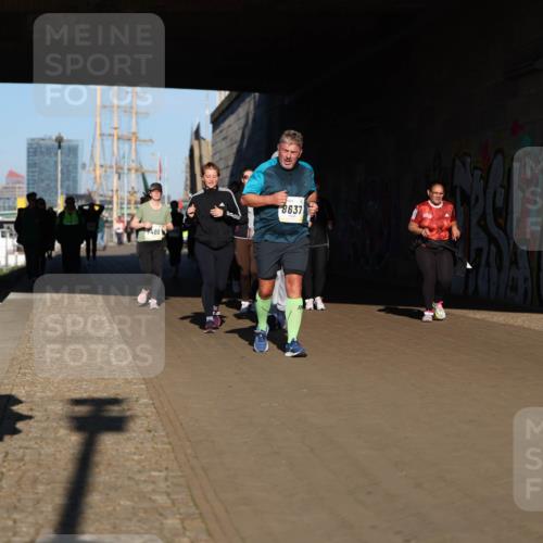 06.10.2024 - 19. swb-Marathon Bremen Michael Strokosch http://msf.ph/oto/7347674 06.10.2024 10:26:06 Laufen 400, 8637 meine-sportfotos.de
