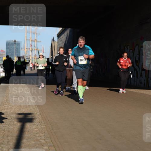06.10.2024 - 19. swb-Marathon Bremen Michael Strokosch http://msf.ph/oto/7347679 06.10.2024 10:26:06 Laufen 7400, 8637 meine-sportfotos.de
