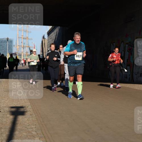 06.10.2024 - 19. swb-Marathon Bremen Michael Strokosch http://msf.ph/oto/7347683 06.10.2024 10:26:07 Laufen 7400, 8637 meine-sportfotos.de