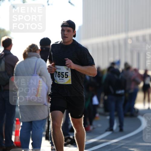 06.10.2024 - 19. swb-Marathon Bremen Michael Strokosch http://msf.ph/oto/7348165 06.10.2024 10:35:25 Laufen 7655 meine-sportfotos.de