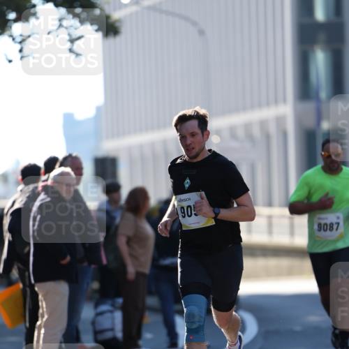 06.10.2024 - 19. swb-Marathon Bremen Michael Strokosch http://msf.ph/oto/7348312 06.10.2024 10:36:06 Laufen 90, 9087 meine-sportfotos.de