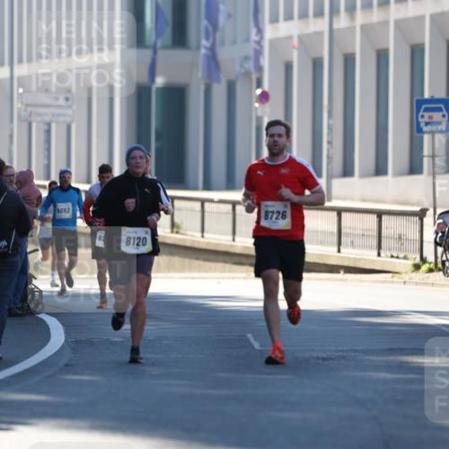 06.10.2024 - 19. swb-Marathon Bremen Michael Strokosch http://msf.ph/oto/7348480 06.10.2024 10:36:52 Laufen 9052, 8, 8120, 8726 meine-sportfotos.de