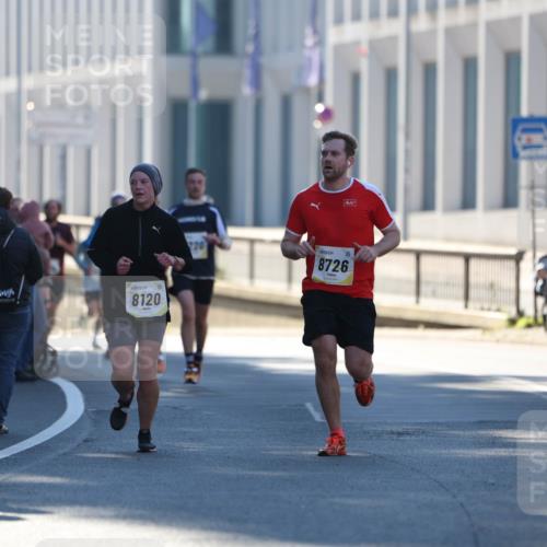 06.10.2024 - 19. swb-Marathon Bremen Michael Strokosch http://msf.ph/oto/7348485 06.10.2024 10:36:52 Laufen 8120, 8726 meine-sportfotos.de