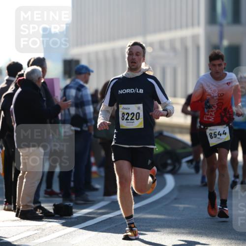 06.10.2024 - 19. swb-Marathon Bremen Michael Strokosch http://msf.ph/oto/7348530 06.10.2024 10:36:57 Laufen 8220, 18, 8544 meine-sportfotos.de