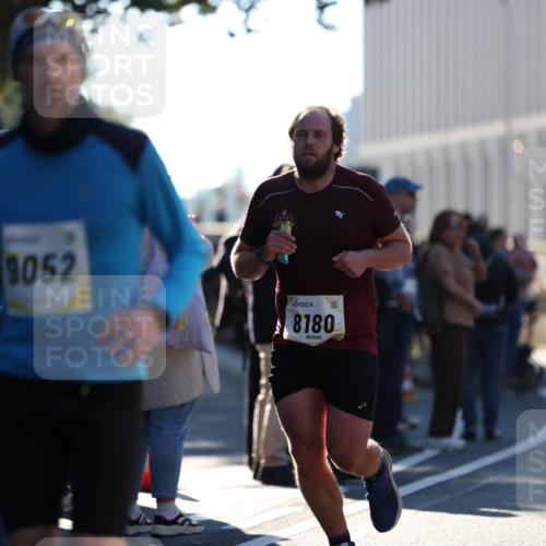 06.10.2024 - 19. swb-Marathon Bremen Michael Strokosch http://msf.ph/oto/7348562 06.10.2024 10:37:02 Laufen 9052, 8180, 83 meine-sportfotos.de