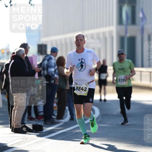 06.10.2024 - 19. swb-Marathon Bremen Michael Strokosch http://msf.ph/oto/7348590 06.10.2024 10:37:09 Laufen 8642, 8383 meine-sportfotos.de