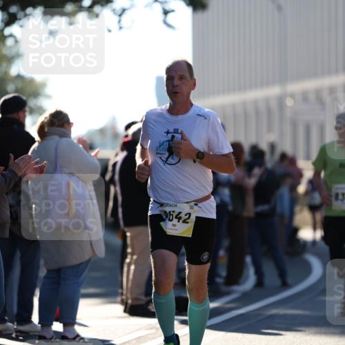 06.10.2024 - 19. swb-Marathon Bremen Michael Strokosch http://msf.ph/oto/7348597 06.10.2024 10:37:10 Laufen 96, 642, 8383 meine-sportfotos.de