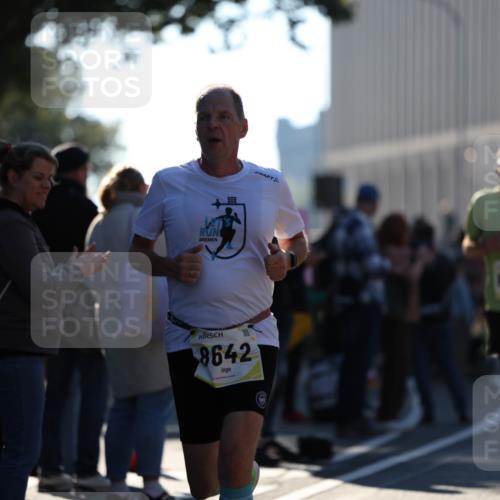 06.10.2024 - 19. swb-Marathon Bremen Michael Strokosch http://msf.ph/oto/7348602 06.10.2024 10:37:11 Laufen 60, 8642, 1383 meine-sportfotos.de