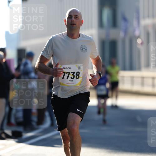 06.10.2024 - 19. swb-Marathon Bremen Michael Strokosch http://msf.ph/oto/7348632 06.10.2024 10:37:15 Laufen 7738 meine-sportfotos.de