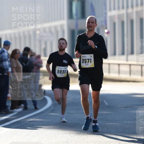 06.10.2024 - 19. swb-Marathon Bremen Michael Strokosch http://msf.ph/oto/7348726 06.10.2024 10:37:30 Laufen 8831, 8571 meine-sportfotos.de
