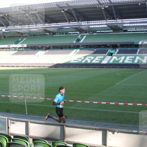 06.10.2024 - 19. swb-Marathon Bremen Yannick Fuchs http://msf.ph/oto/7348810 06.10.2024 10:16:35 Laufen im Stadion 7498, 8559, 9125 meine-sportfotos.de