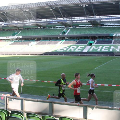 06.10.2024 - 19. swb-Marathon Bremen Yannick Fuchs http://msf.ph/oto/7348827 06.10.2024 10:16:48 Laufen im Stadion 44, 51, 7498, 8080, 8211, 8559, 8600 meine-sportfotos.de