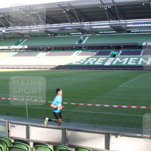 06.10.2024 - 19. swb-Marathon Bremen Yannick Fuchs http://msf.ph/oto/7348851 06.10.2024 10:17:20 Laufen im Stadion 44, 51, 8080, 8211, 8559, 8560, 8600 meine-sportfotos.de