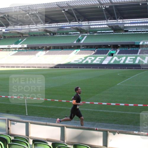 06.10.2024 - 19. swb-Marathon Bremen Yannick Fuchs http://msf.ph/oto/7348864 06.10.2024 10:18:01 Laufen im Stadion 8371, 8500, 8560, 8846, 9039, 9063 meine-sportfotos.de