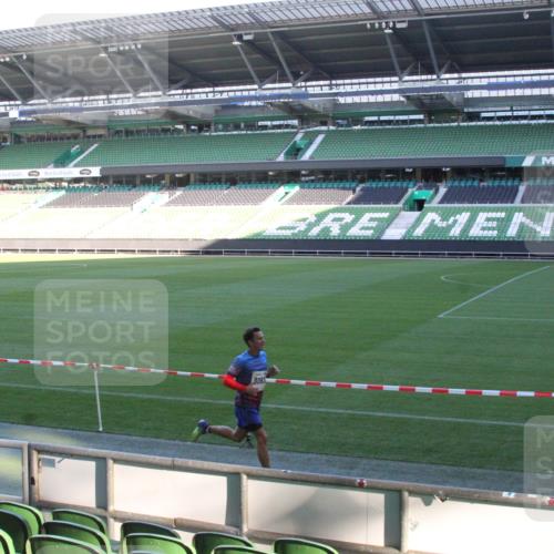 06.10.2024 - 19. swb-Marathon Bremen Yannick Fuchs http://msf.ph/oto/7348869 06.10.2024 10:18:07 Laufen im Stadion 8371, 8500, 8513, 8560, 8780, 8846, 9039, 9063 meine-sportfotos.de
