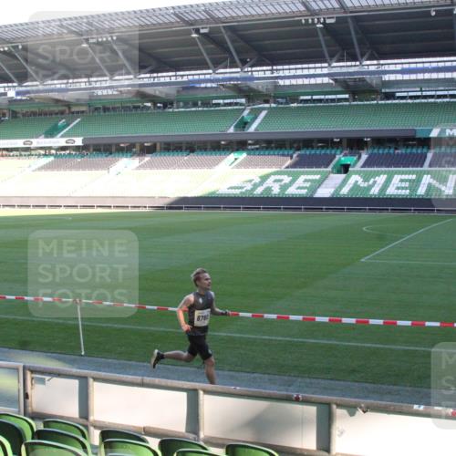 06.10.2024 - 19. swb-Marathon Bremen Yannick Fuchs http://msf.ph/oto/7348880 06.10.2024 10:18:15 Laufen im Stadion 8371, 8500, 8513, 8753, 8780, 8846, 9039, 9063 meine-sportfotos.de