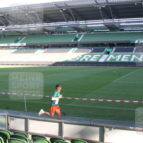 06.10.2024 - 19. swb-Marathon Bremen Yannick Fuchs http://msf.ph/oto/7348888 06.10.2024 10:18:19 Laufen im Stadion 8371, 8500, 8513, 8647, 8753, 8780, 8846, 9039, 9063 meine-sportfotos.de