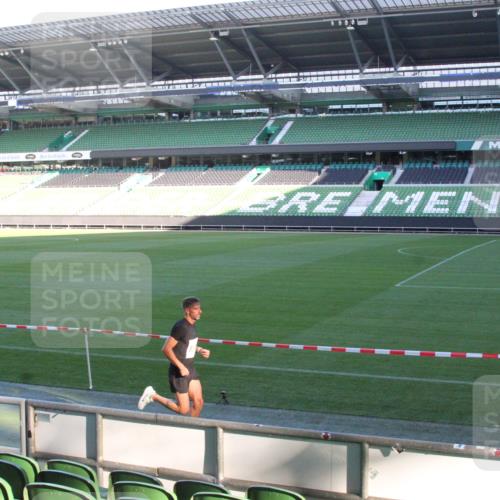 06.10.2024 - 19. swb-Marathon Bremen Yannick Fuchs http://msf.ph/oto/7348897 06.10.2024 10:18:28 Laufen im Stadion 8300, 8371, 8513, 8647, 8753, 8780, 8846, 9063 meine-sportfotos.de