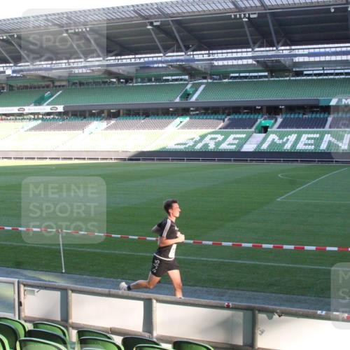 06.10.2024 - 19. swb-Marathon Bremen Yannick Fuchs http://msf.ph/oto/7348910 06.10.2024 10:18:52 Laufen im Stadion 7247, 7838, 8300, 8371, 8513, 8647, 8664, 8753, 8780, 8846, 9063 meine-sportfotos.de