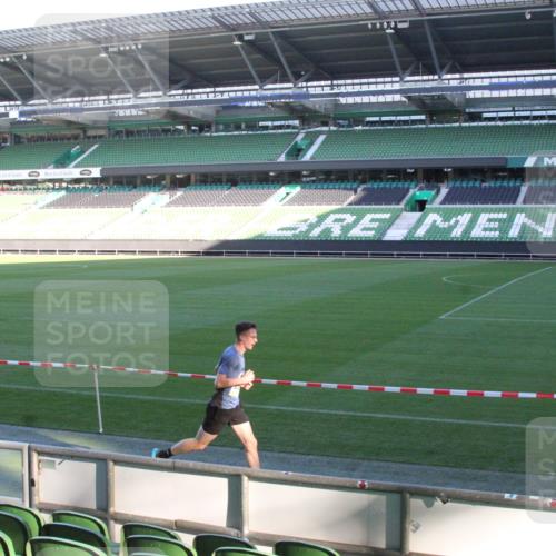 06.10.2024 - 19. swb-Marathon Bremen Yannick Fuchs http://msf.ph/oto/7348914 06.10.2024 10:18:57 Laufen im Stadion 7247, 7838, 8300, 8513, 8543, 8647, 8664, 8735, 8750, 8753, 8780, 9063 meine-sportfotos.de
