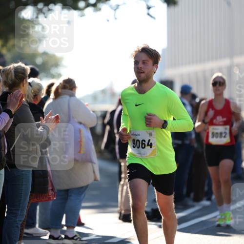 06.10.2024 - 19. swb-Marathon Bremen Michael Strokosch http://msf.ph/oto/7348915 06.10.2024 10:38:12 Laufen 9064, 9082, 7605 meine-sportfotos.de