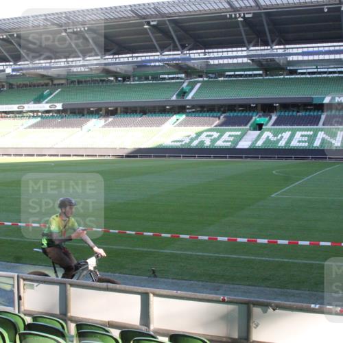 06.10.2024 - 19. swb-Marathon Bremen Yannick Fuchs http://msf.ph/oto/7348918 06.10.2024 10:19:00 Laufen im Stadion 7247, 7838, 8300, 8513, 8543, 8647, 8664, 8735, 8750, 8753, 8780, 9063 meine-sportfotos.de