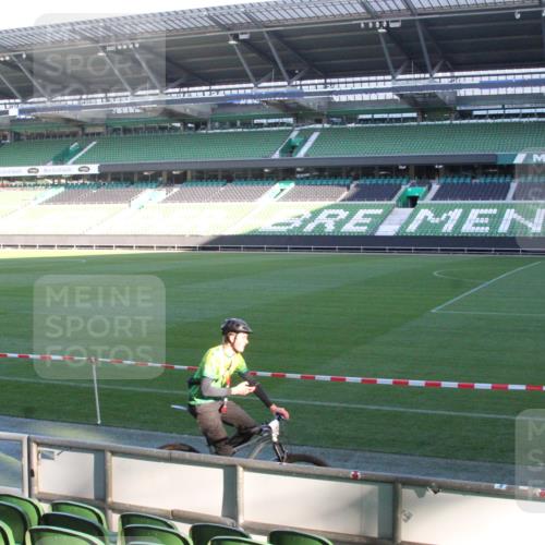 06.10.2024 - 19. swb-Marathon Bremen Yannick Fuchs http://msf.ph/oto/7348923 06.10.2024 10:19:00 Laufen im Stadion 7247, 7838, 8300, 8513, 8543, 8647, 8664, 8735, 8750, 8753, 8780, 9063 meine-sportfotos.de