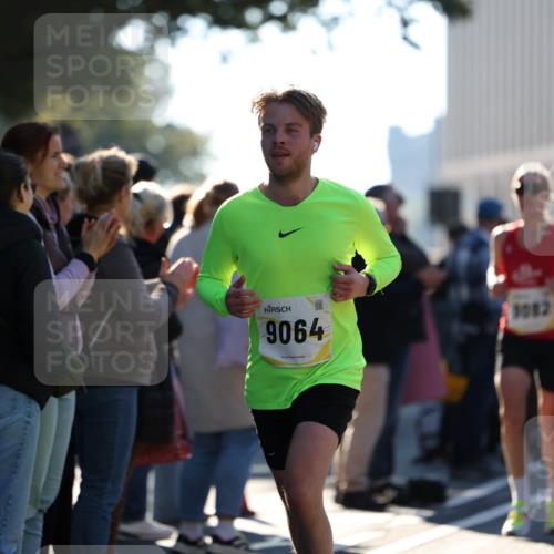 06.10.2024 - 19. swb-Marathon Bremen Michael Strokosch http://msf.ph/oto/7348924 06.10.2024 10:38:13 Laufen 9064, 76, 3082 meine-sportfotos.de